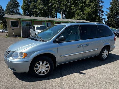 Used 2006 Chrysler Town & Country Touring FWD image 7