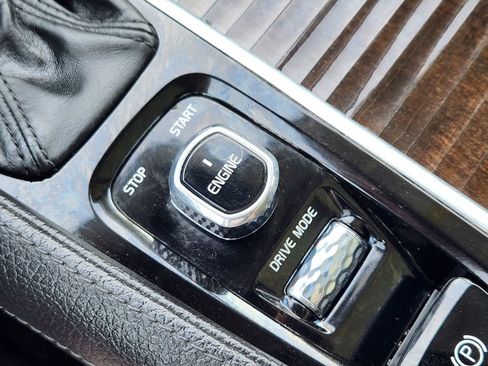 Used 2016 Volvo XC90 T6 Momentum image 20