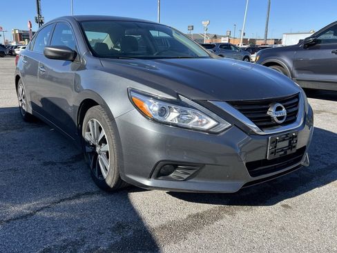 Used 2017 Nissan Altima 2.5 SV image 1