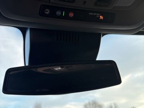 Used 2025 GMC Sierra 2500 SLT w/ SLT Convenience Package image 9