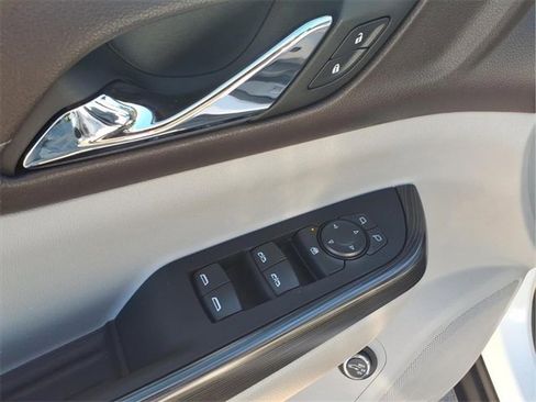 Used 2023 GMC Acadia SLT image 22