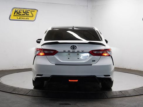 Used 2020 Toyota Camry SE w/ Convenience Package FWD image 3