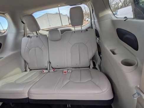 Used 2021 Chrysler Pacifica Touring-L image 16