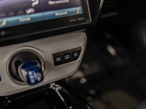 Used 2018 Toyota Prius Prime Premium image 31