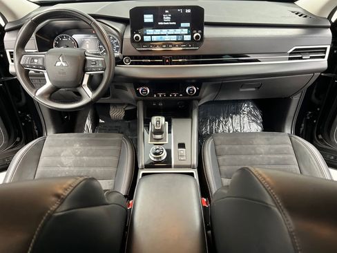 Used 2023 Mitsubishi Outlander SE image 42