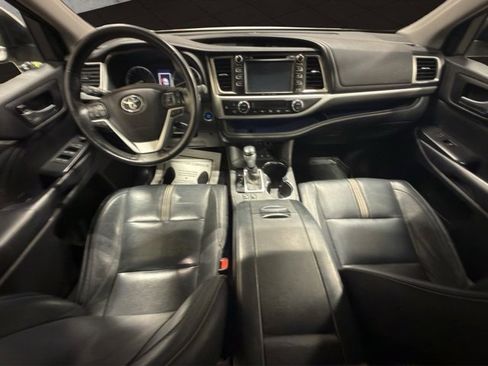Used 2018 Toyota Highlander SE image 12