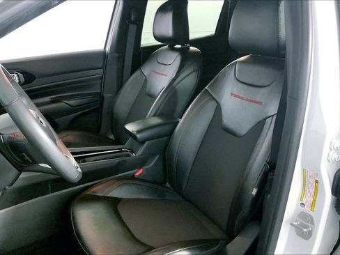 Used 2025 Jeep Compass Trailhawk AWD/4WD image 18