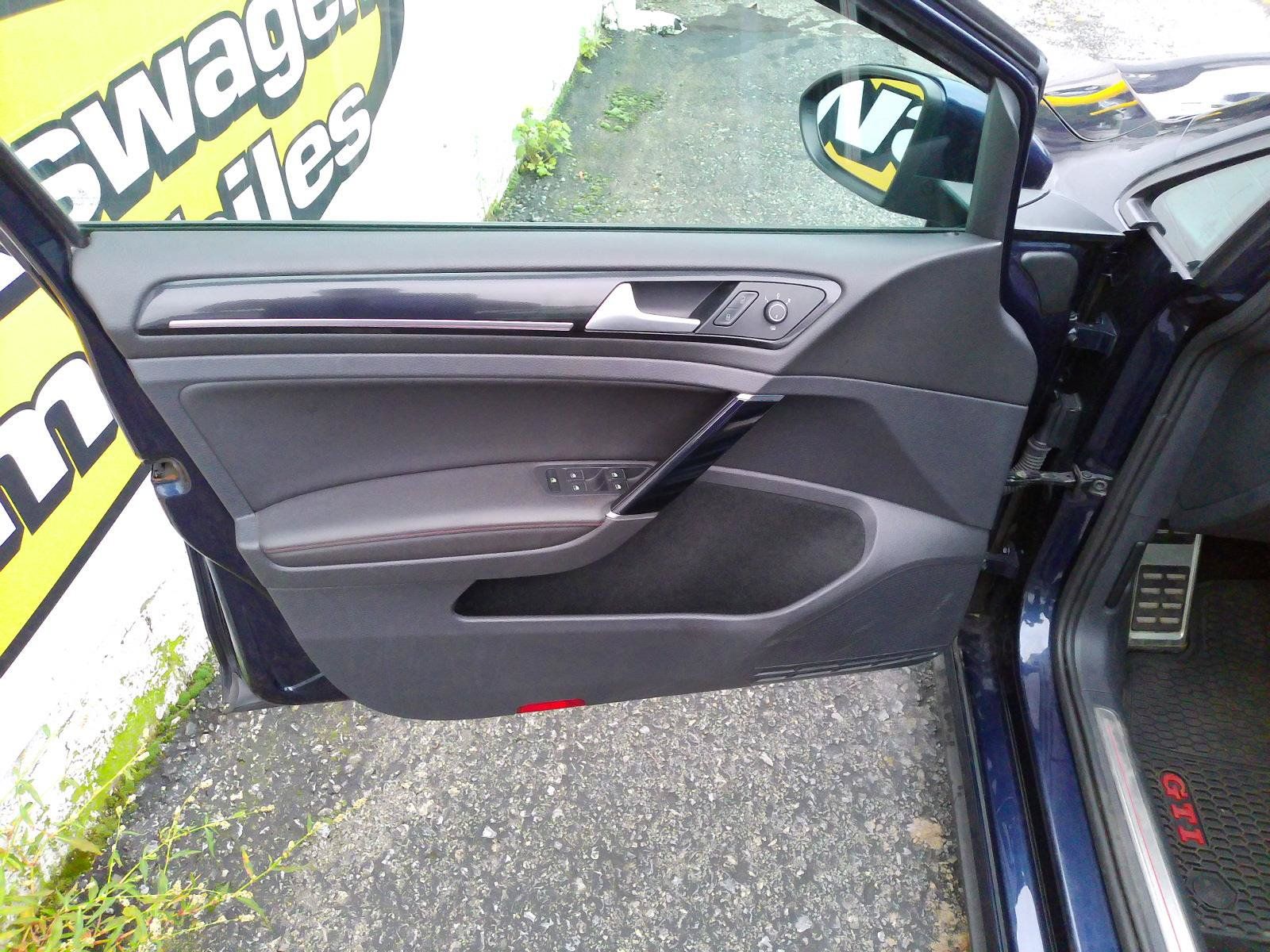 Used 2017 Volkswagen Golf 4-Door FWD image 9