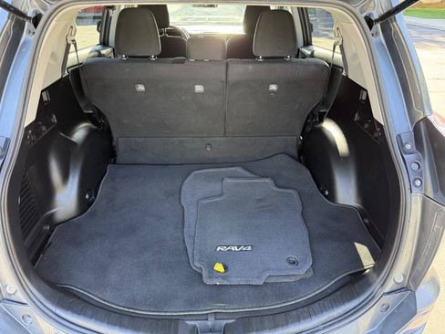 Used 2018 Toyota RAV4 LE AWD/4WD image 12