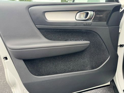 Used 2020 Volvo XC40 T5 Momentum w/ Protection Package Premier image 41