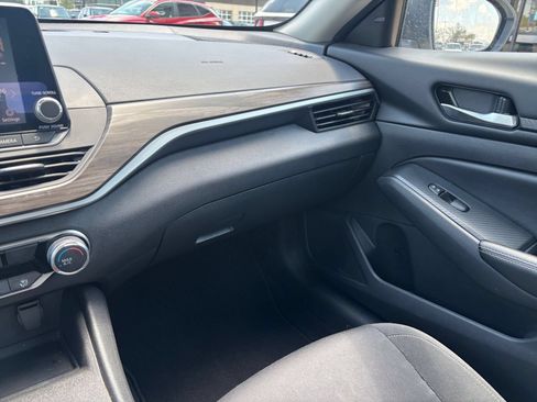 Used 2025 Nissan Altima 2.5 SV FWD image 35