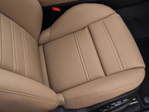 Certified 2026 Porsche Cayenne AWD/4WD image 42