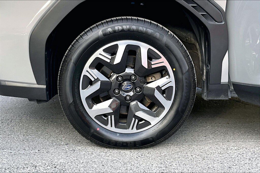 Certified 2025 Subaru Forester Premium AWD/4WD image 17