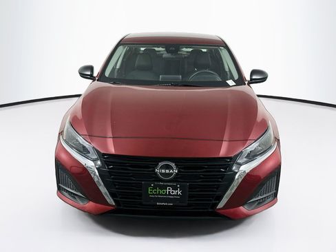 Used 2024 Nissan Altima 2.5 SV FWD image 2