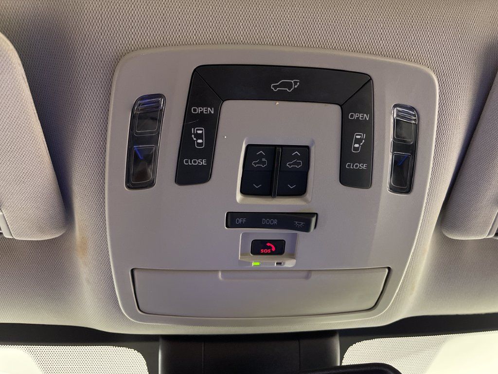 Certified 2025 Toyota Sienna XLE FWD image 29