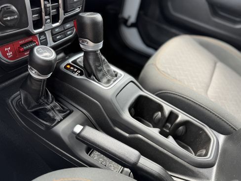 Used 2025 Jeep Gladiator Mojave AWD/4WD image 18