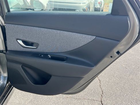 Used 2025 Hyundai Elantra Limited image 16