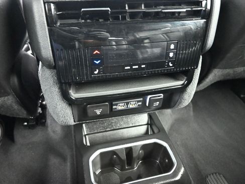 Used 2024 Jeep Wagoneer Series II AWD/4WD image 16
