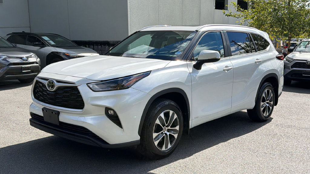 Used 2025 Toyota Highlander XLE AWD/4WD image 2