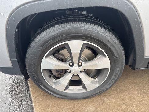 Used 2019 Jeep Cherokee Limited image 10