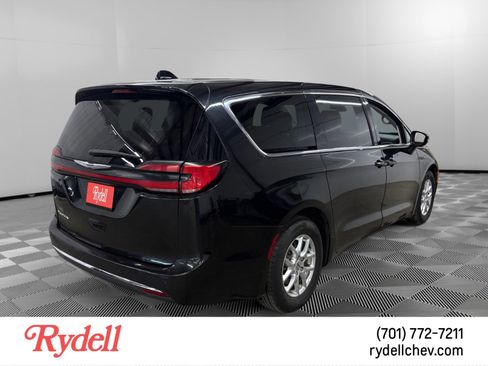 Used 2023 Chrysler Pacifica Touring-L FWD image 5