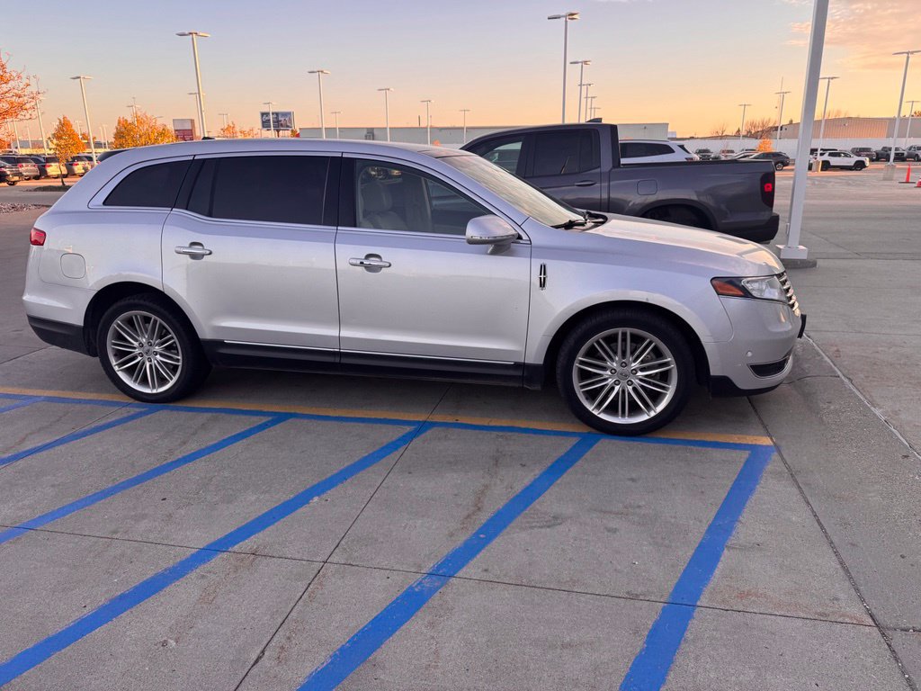 Used 2019 Lincoln MKT AWD image 2