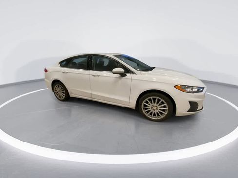 Used 2020 Ford Fusion SE image 2