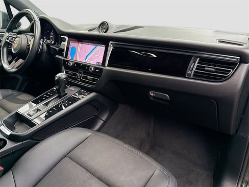 Used 2022 Porsche Macan Base image 32