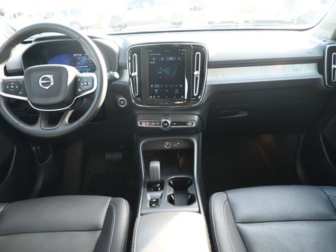 Used 2025 Volvo XC40 B5 Core image 2