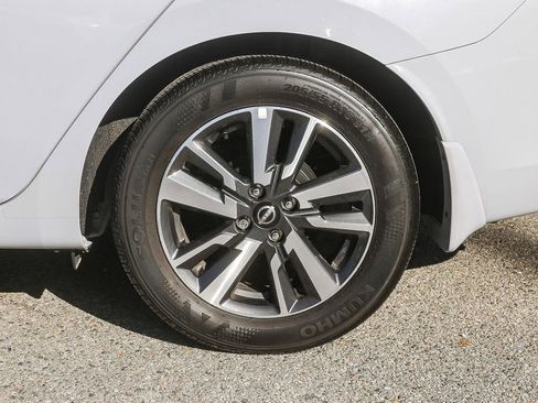 Used 2025 Nissan Versa SV w/ Trunk Package FWD image 9