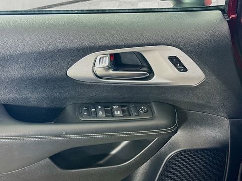 Used 2023 Chrysler Pacifica Touring-L w/ S Appearance Package image 17