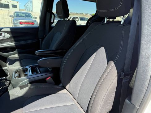 Used 2024 Chrysler Pacifica Touring FWD image 15