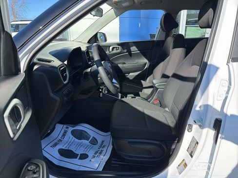 Certified 2025 Hyundai Venue SE image 11