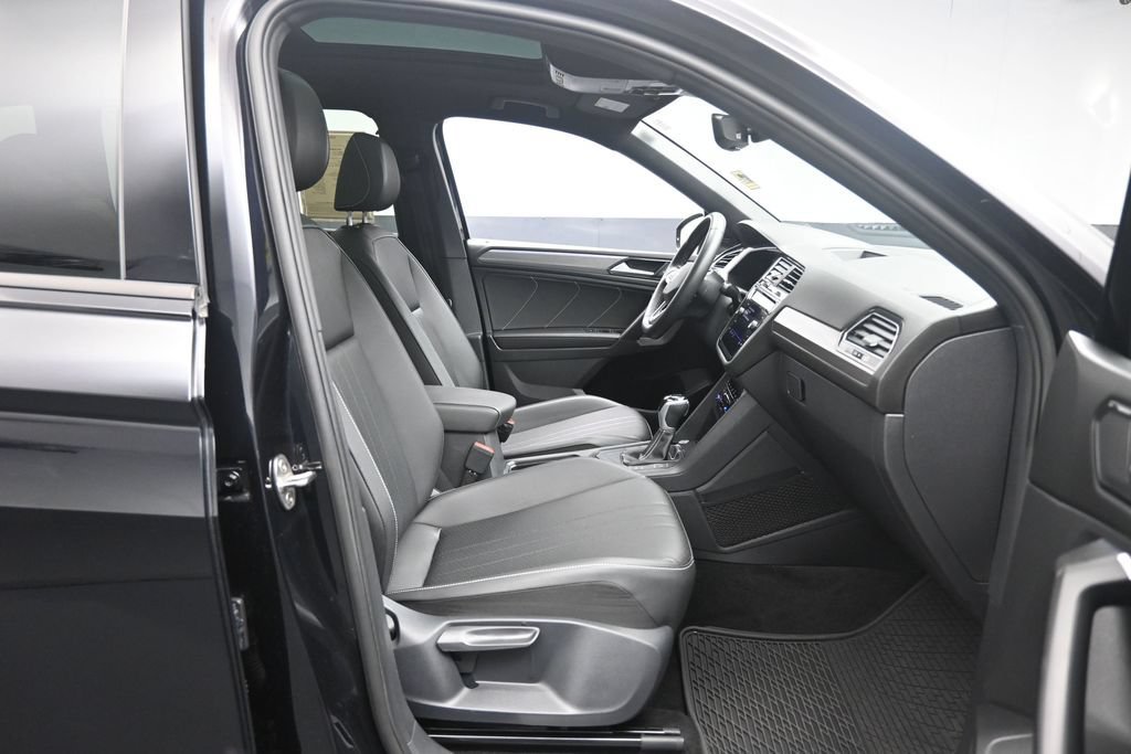 Used 2023 Volkswagen Tiguan SE R-Line FWD image 27