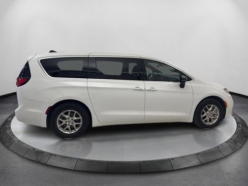 Used 2025 Chrysler Pacifica Select FWD image 4