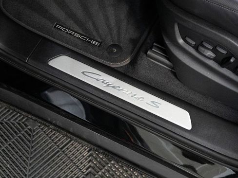 Certified 2025 Porsche Cayenne S AWD/4WD image 32