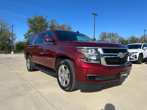 Used 2016 Chevrolet Suburban LT image 3