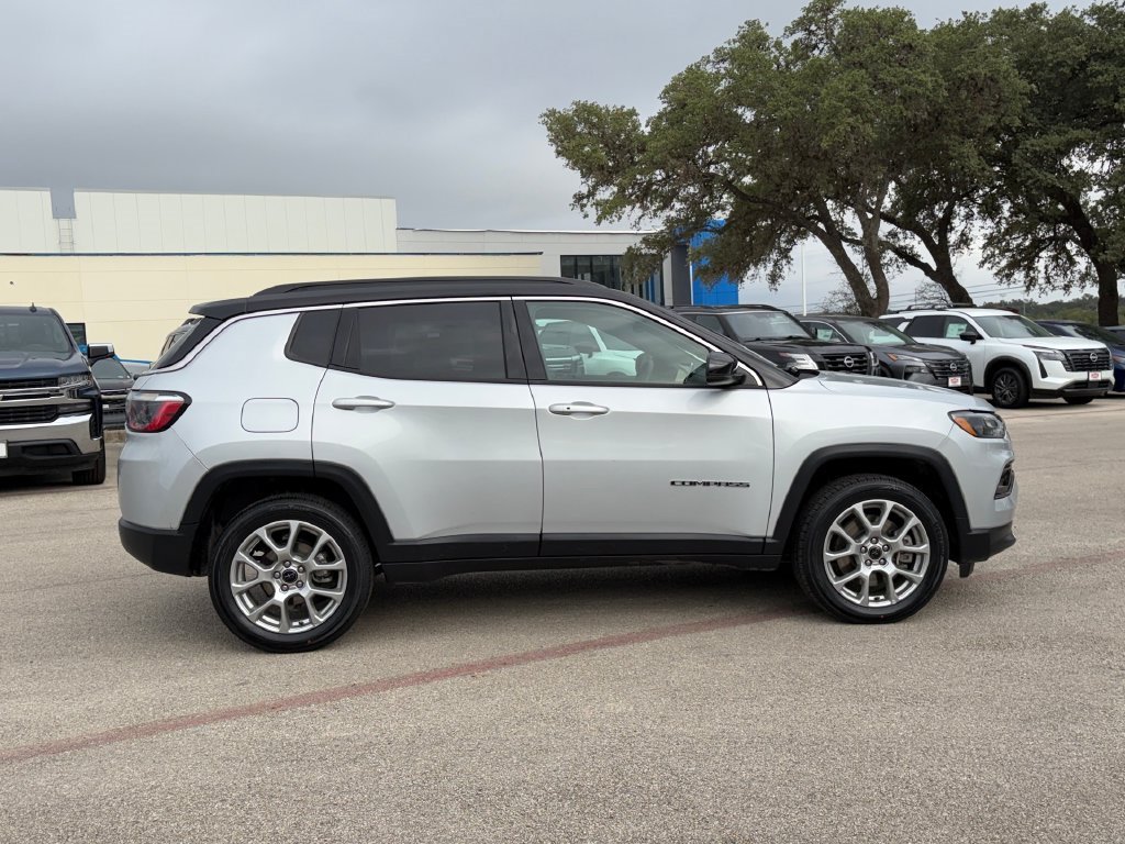 Used 2025 Jeep Compass Limited AWD/4WD image 4