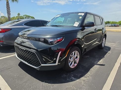 Certified 2025 Kia Soul LX w/ LX Technology Package FWD image 5