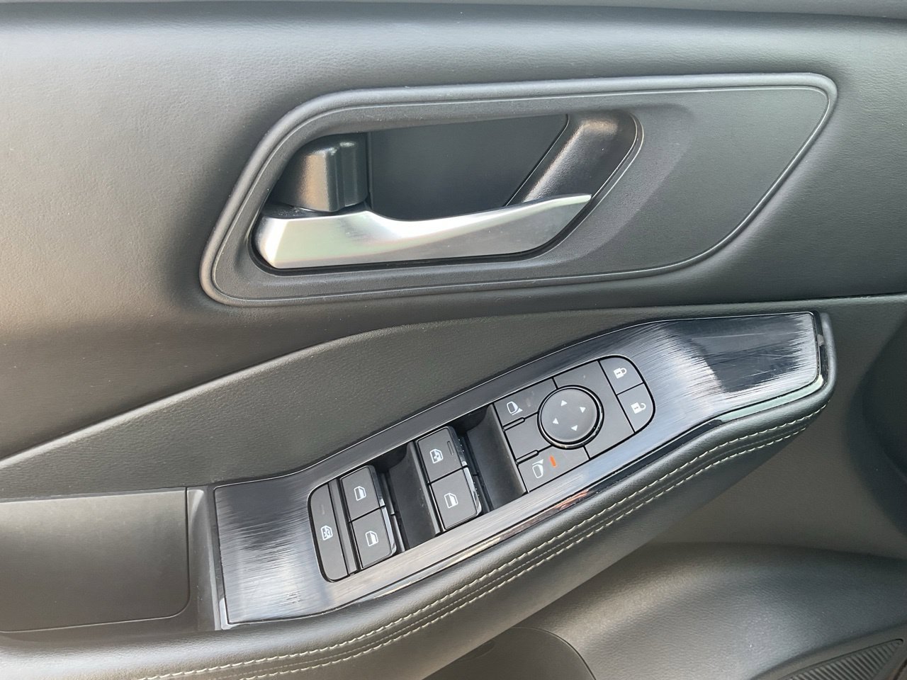 Used 2025 Nissan Rogue SV FWD image 20
