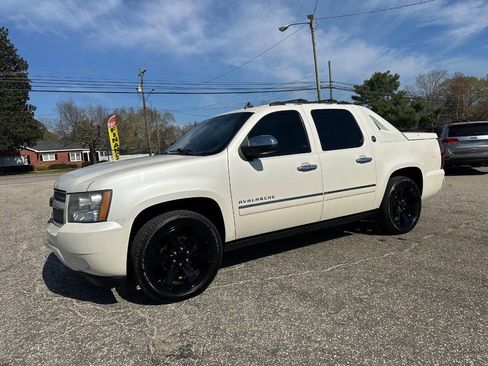 Used 2013 Chevrolet Avalanche LTZ RWD image 33