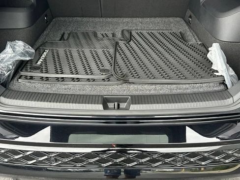 Certified 2025 Volkswagen Tiguan SE R-Line AWD/4WD image 17