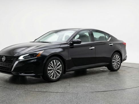 Used 2025 Nissan Altima 2.5 SV image 3