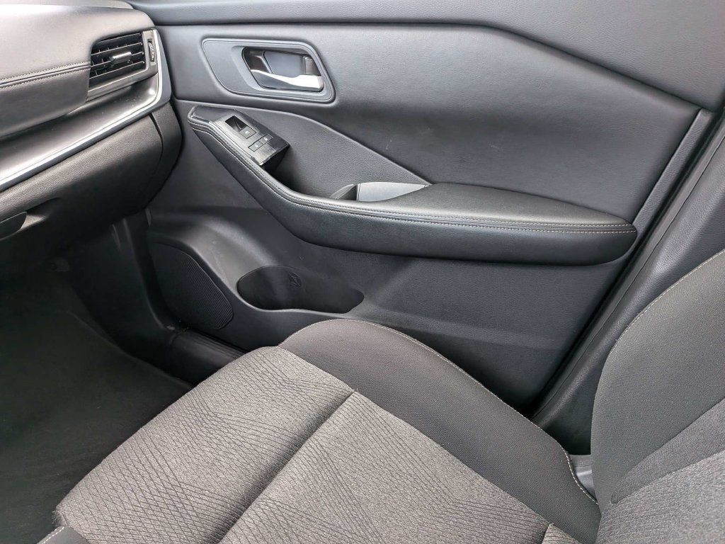 Used 2025 Nissan Rogue SV AWD/4WD image 19