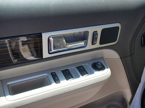 Used 2010 Lincoln MKX AWD image 16