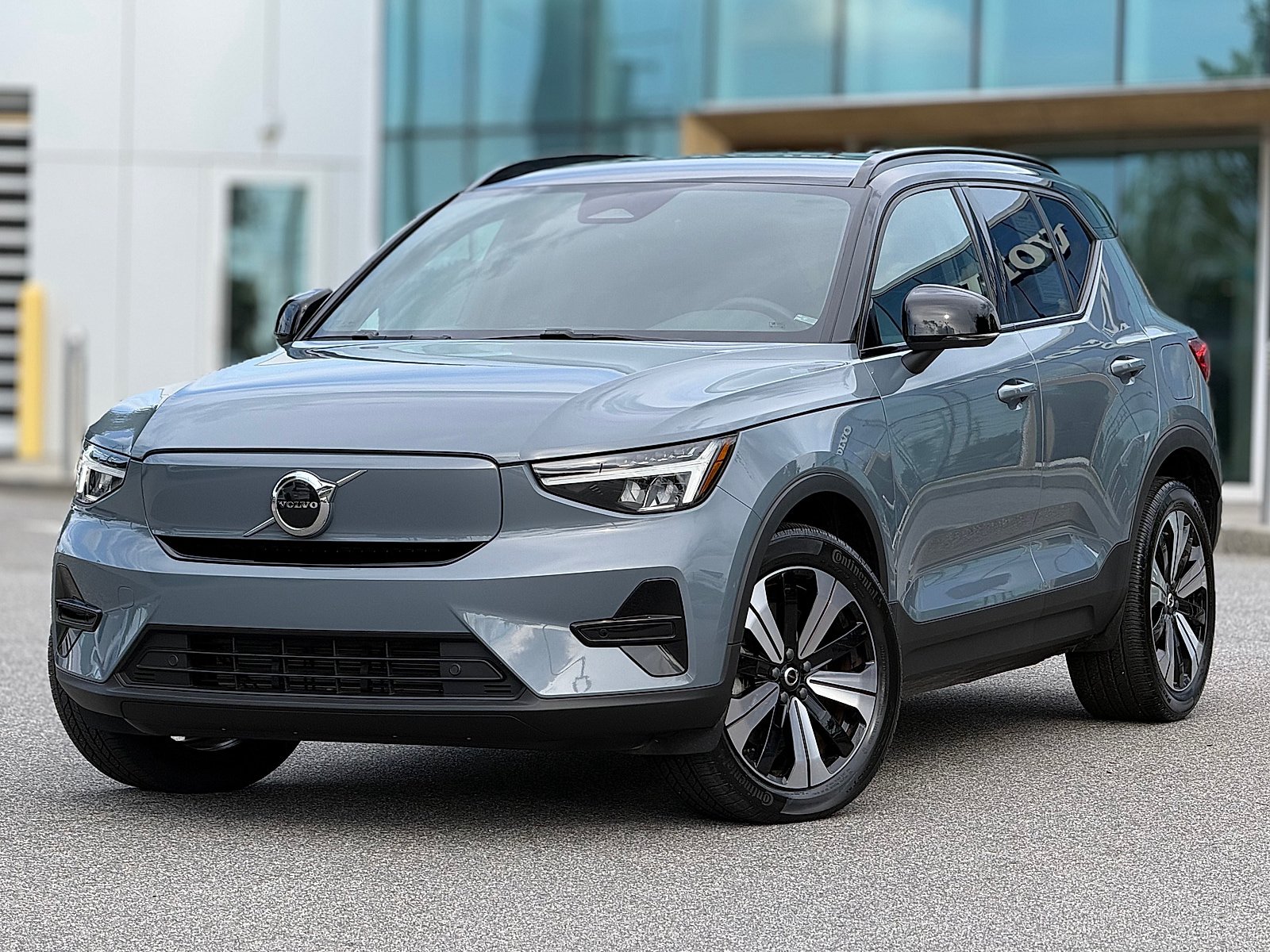 Certified 2023 Volvo XC40 Recharge Core AWD/4WD image 1