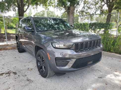 Used 2023 Jeep Grand Cherokee Altitude AWD/4WD image 2