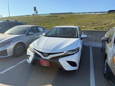 Used 2019 Toyota Camry SE FWD image 6