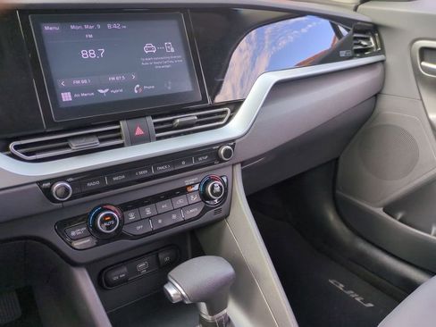 Certified 2022 Kia Niro LX image 13