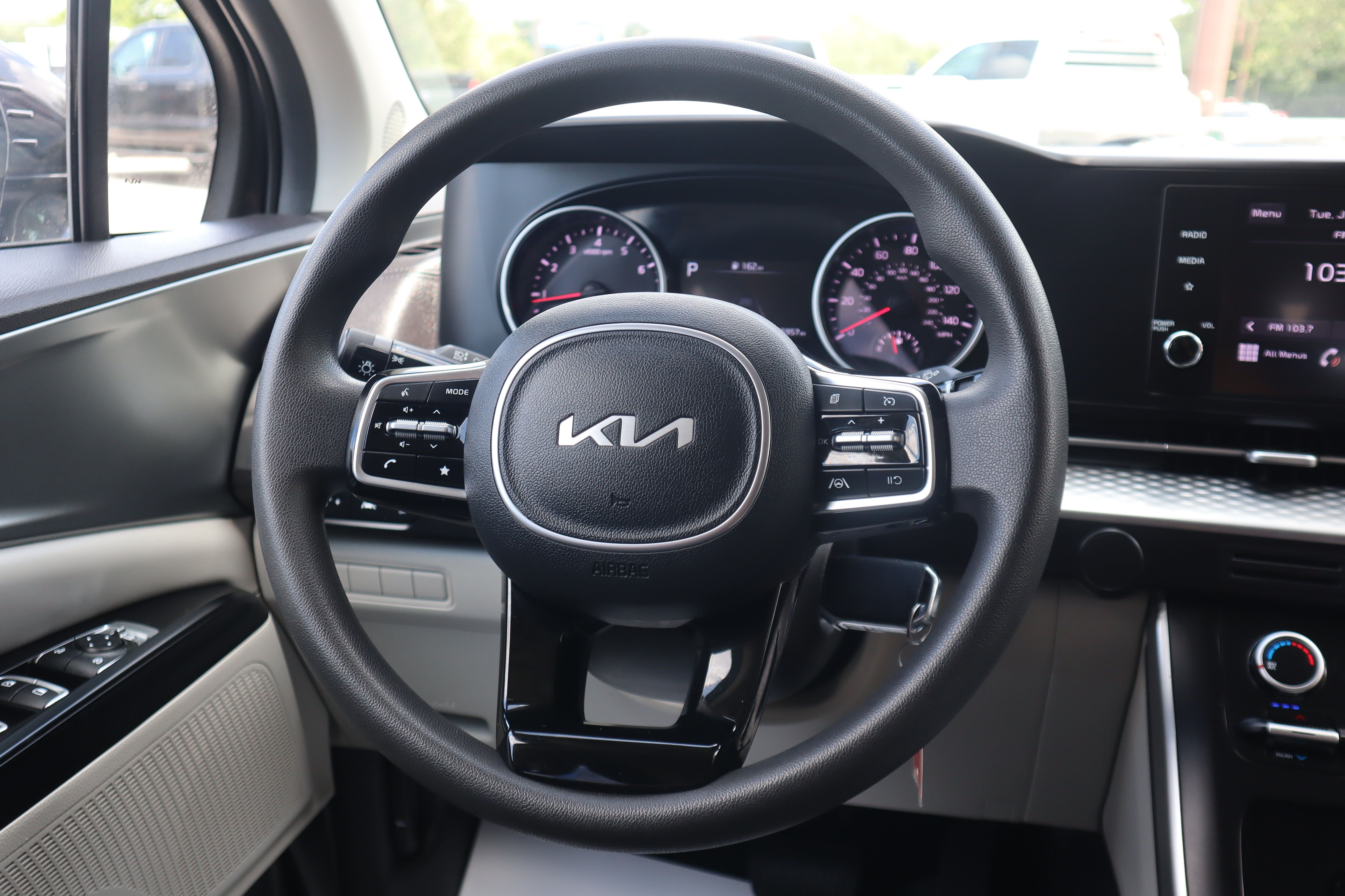 Used 2023 Kia Carnival LX FWD image 15